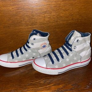 Converse kids size 2. Like new. Grey with stars. Rare find.